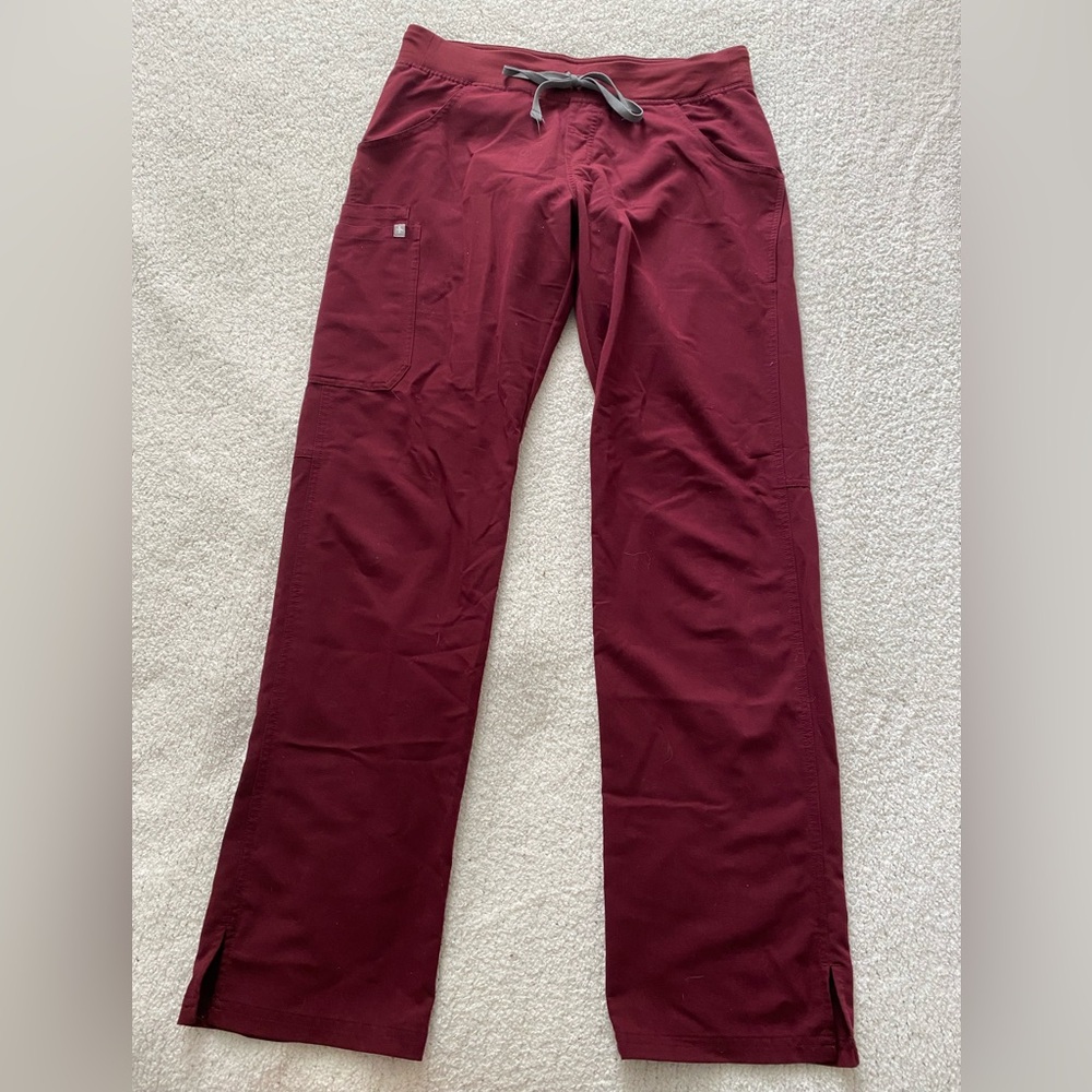 Figs Cade cargo scrub pants - burgundy - size medium/tall